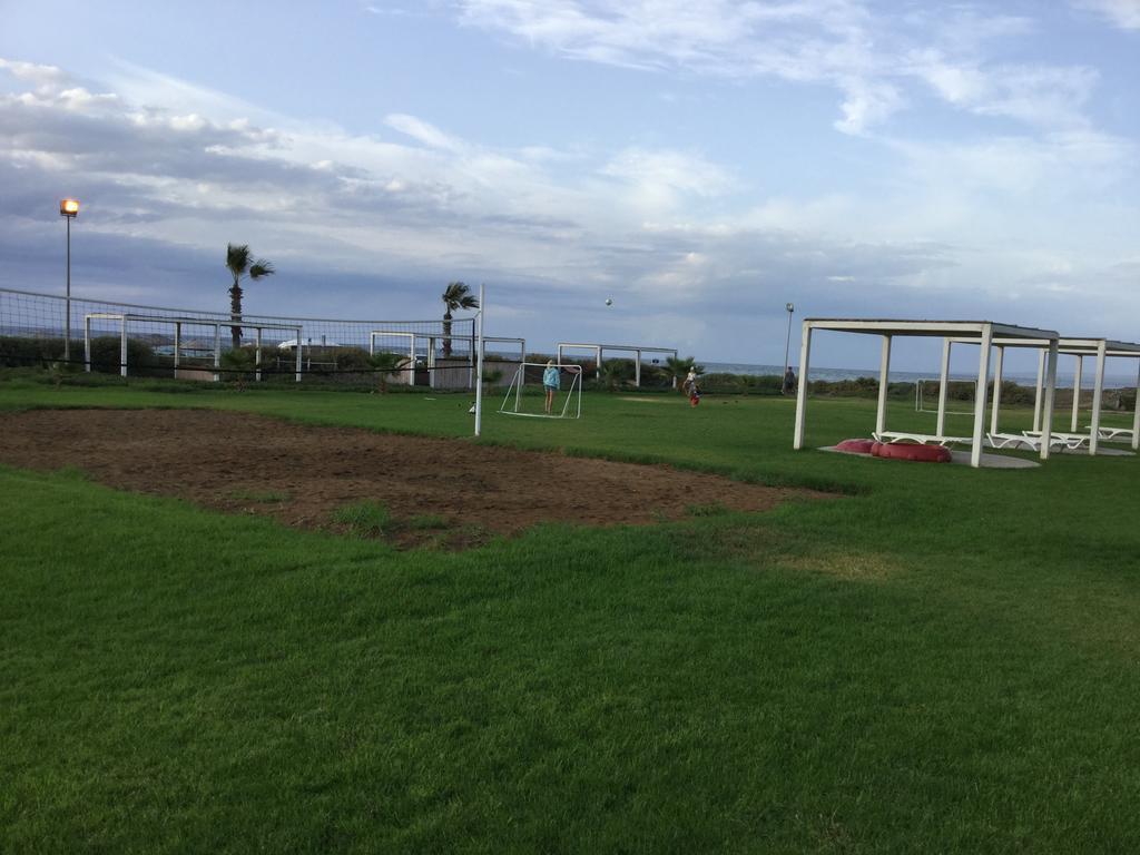 Aphrodite Beachfront Apartment Ghaziveran Esterno foto