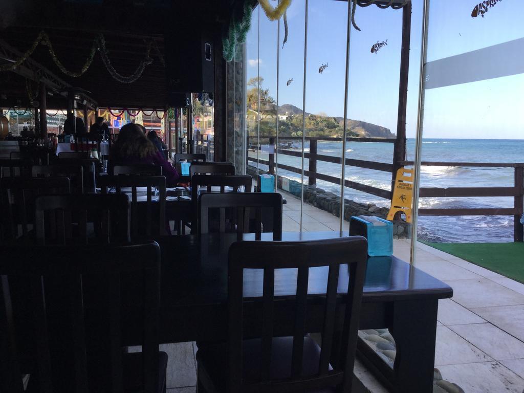 Aphrodite Beachfront Apartment Ghaziveran Esterno foto